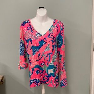 Lilly Pulitzer very vibrant top with adjustable sleeves. S